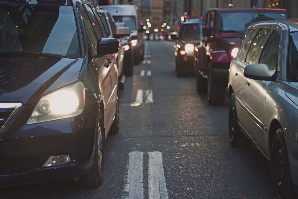  Şoferii, obligaţi să folosească în timpul zilei luminile de întâlnire pe toate drumurile publice