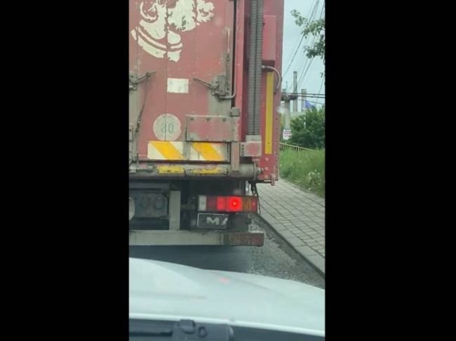  VIDEO Transportator de animale din Botoșani prins când își golea dejecțiile pe drumul de centură al Bistriței