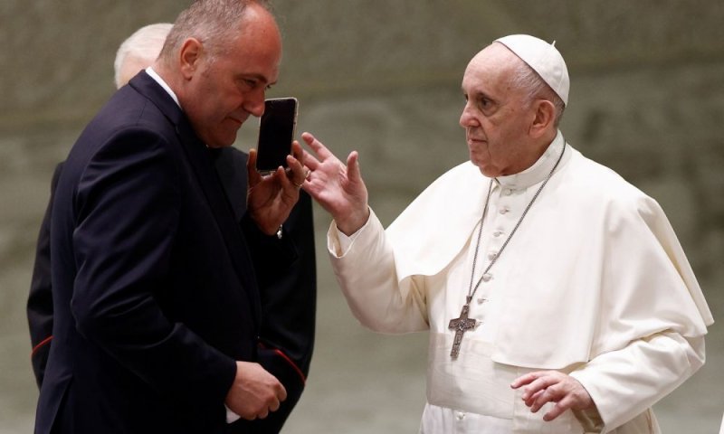  Papa şi-a întrerupt audienţa din Piaţa Sf. Petru pentru a răspunde la telefon