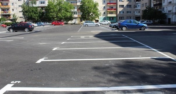  O sută de locuri de parcare pe bld. Dacia, scoase la licitaţie. Ce blocuri pot participa?