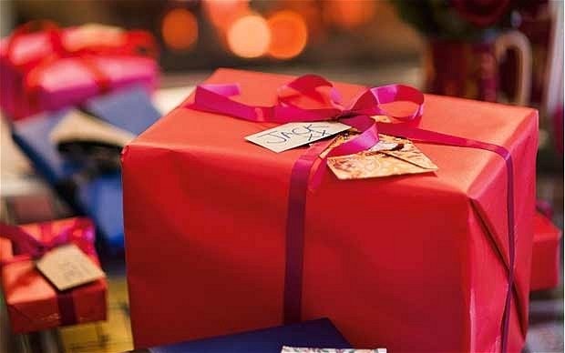  Peste jumătate dintre europeni consideră că a-şi cumpăra un cadou este un drept fundamental