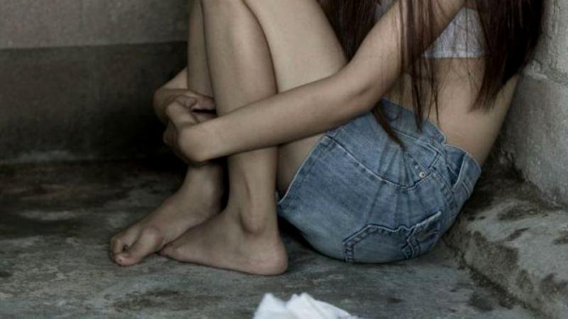  Un bărbat de 35 de ani este bănuit că a violat-o pe fiica partenerei lui de viaţă timp de cinci ani