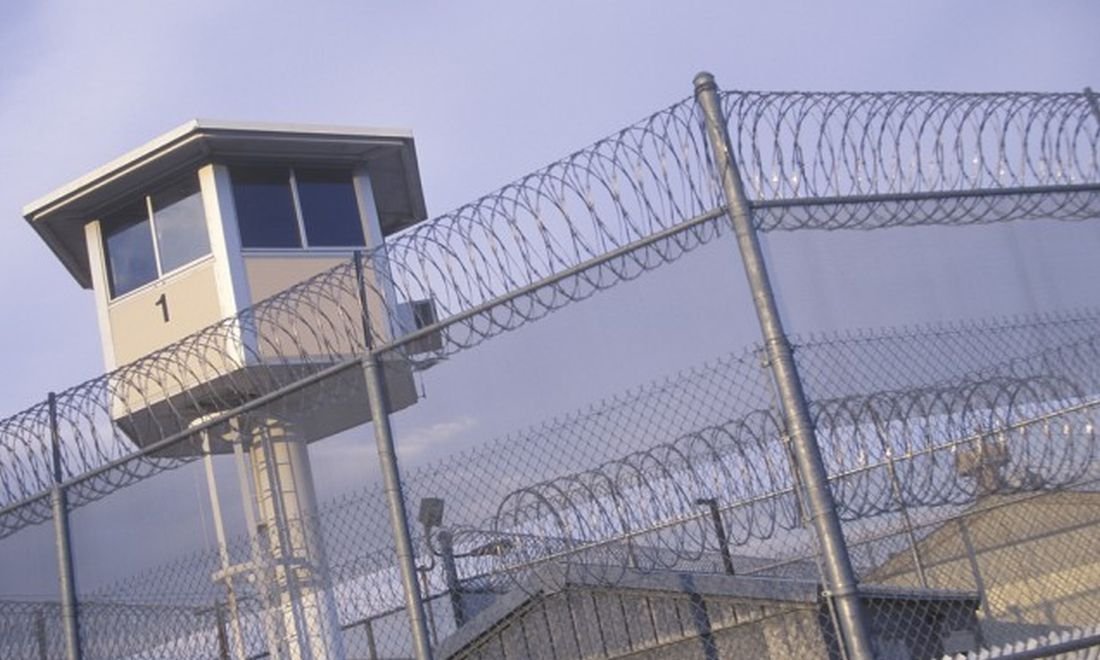  Un deţinut condamnat la 12 ani de detenţie s-a urcat pe un gard şi a evadat