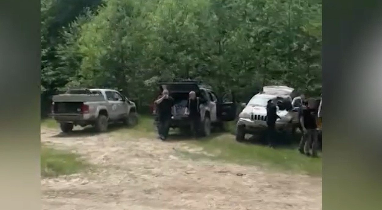  Un austriac a organizat o cursă ilegală de maşini de teren în pădurile virgine din România