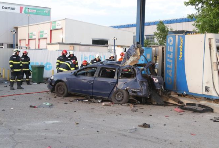  O mașină a explodat într-o stație de alimentare cu gaz din București: Un om a murit, altul a fost rănit