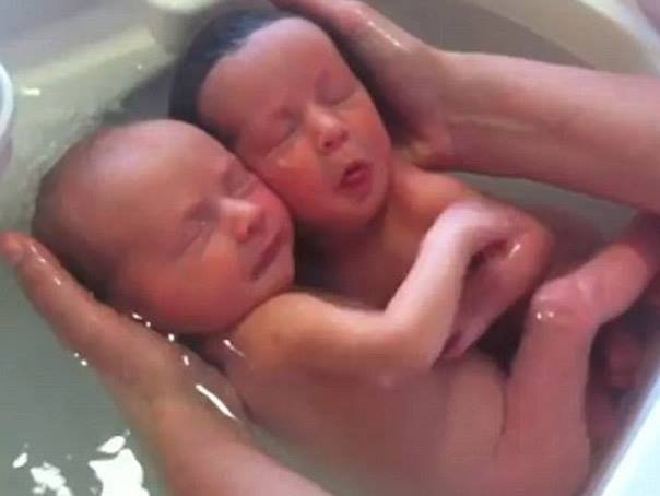  Imagini emoţionante: Cum reacţionează doi gemeni nou născuţi la prima baie (VIDEO)