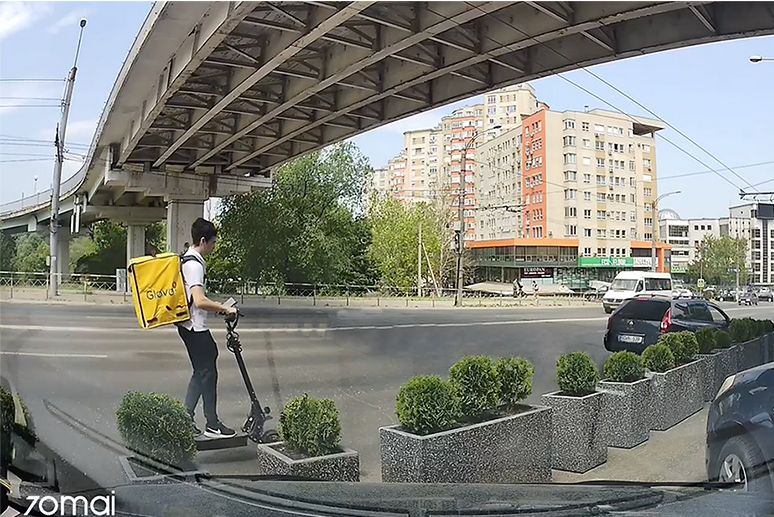 VIDEO Un curier GLOVO pe trotinetă, care circula cu viteza maşinilor, a aflat că frânele acesteia nu sunt la fel de eficiente