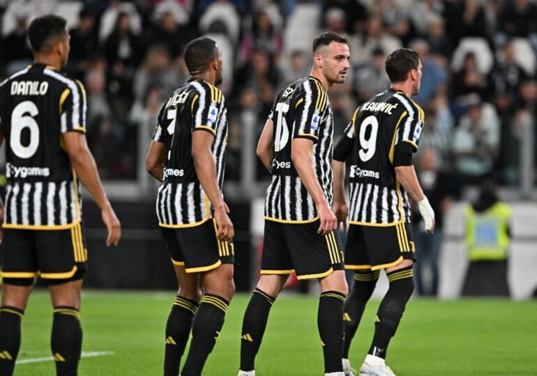  Echipa Juventus Torino a fost penalizată cu zece puncte în Seria A din cauza unei fraude contabile