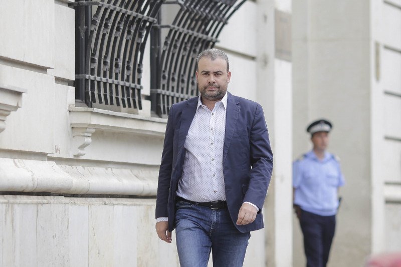  Fugarul Darius Vâlcov, fost ministru și primar PSD, s-a predat în Italia. Are de făcut 6 ani de pușcărie pentru corupție