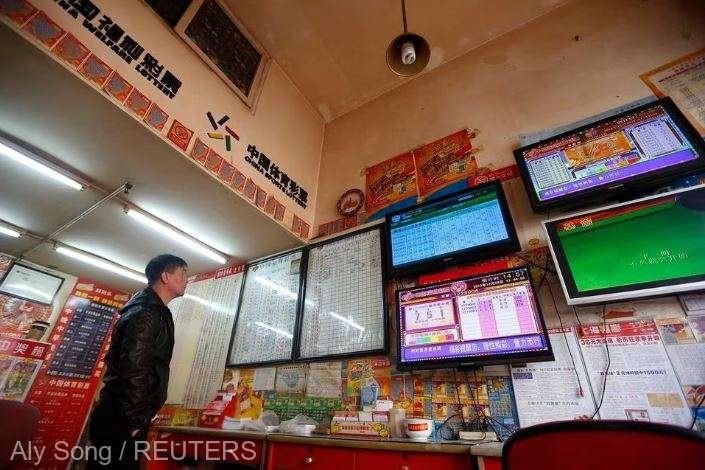  Chinezii fac coadă la ghişeele loteriei, pe fondul problemelor din economie