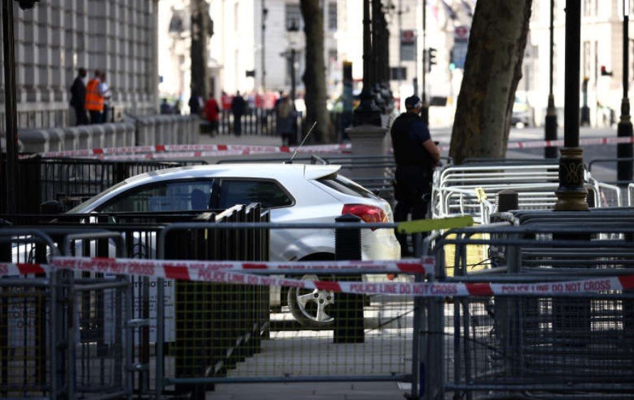  O maşină s-a izbit de poarta de la Downing Street – clădirea care găzduieşte biroul şi reşedinţa premierului UK
