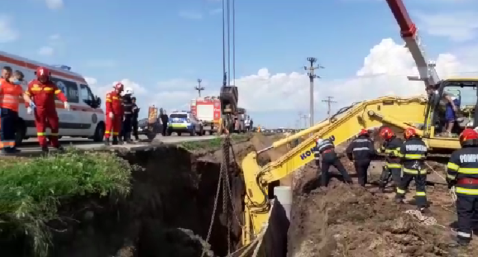  Doi muncitori prinşi sub un mal de pământ. Mai multe echipaje au fost trimise la faţa locului
