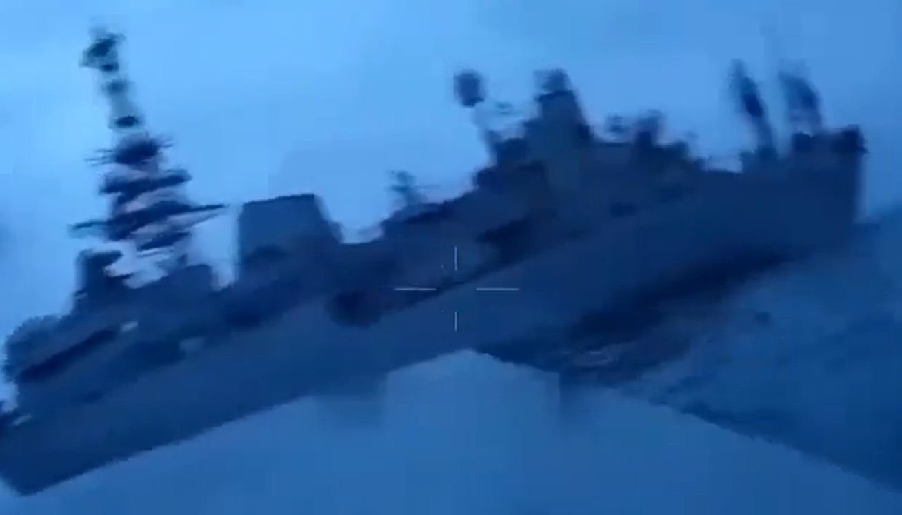  VIDEO: Momentul când o navă de război rusească este lovită de ucraineni