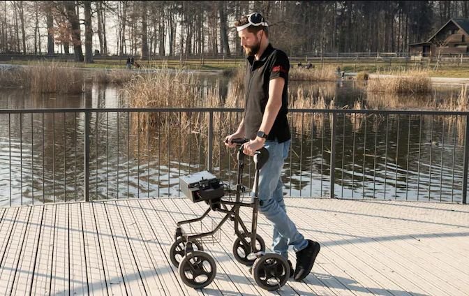  Progres important în medicină: Un bărbat paralizat merge din nou folosind un dispozitiv inovator
