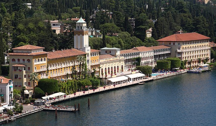  Fraţii Pavăl au achiziţionat celebrul Grand Hotel Gardone. Construcţia datează din 1884 şi e ridicată pe malul lacului Garda