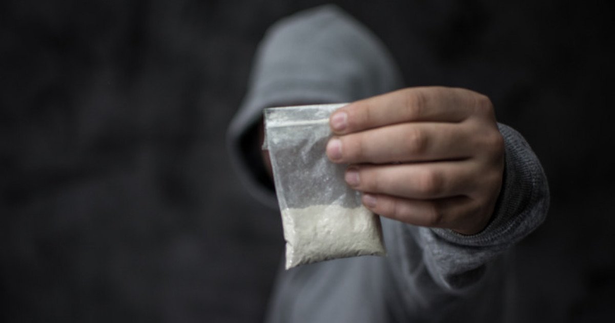  Patru tineri reţinuţi de procurorii DIICOT după ce ar fi vândut droguri în mai multe licee