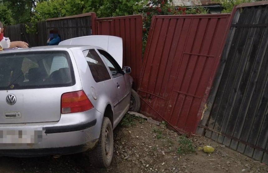  Un adolescent de 15 ani s-a urcat la volanul unei maşini şi s-a înfipt cu autoturismul într-un gard