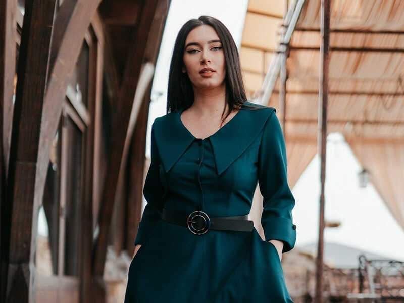  Designerul de etnie romă Renata Mihaly, care a făcut ținute pentru Inna, pune în dezbatere lupta împotriva rasismului, prin colecția pe care o prezintă la Romanian Fashion Week
