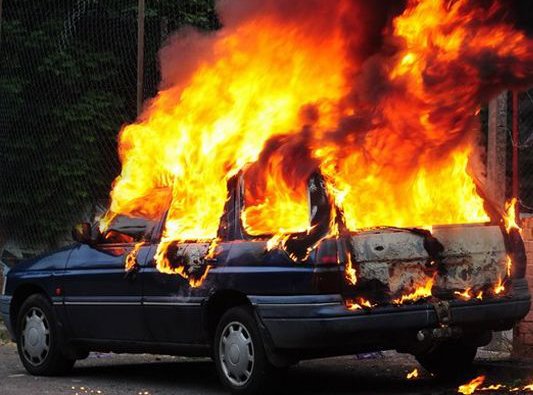  Autoturism în flăcări pe stradă din municipiul Paşcani