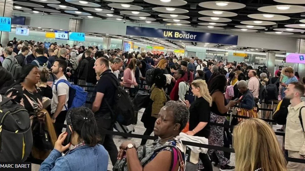  Haos pe aeroporturile din Regatul Unit din cauza serviciului e-Gates