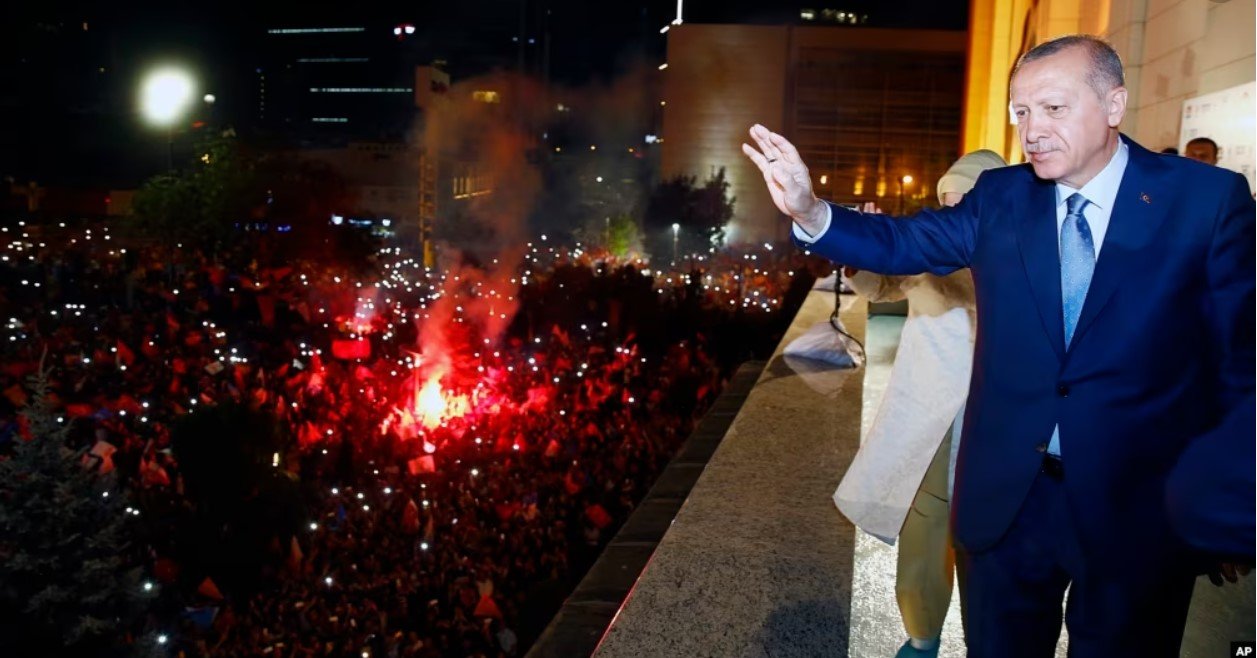  Alegeri Turcia: Erdogan le mulţumeşte alegătorilor şi revendică o victoria