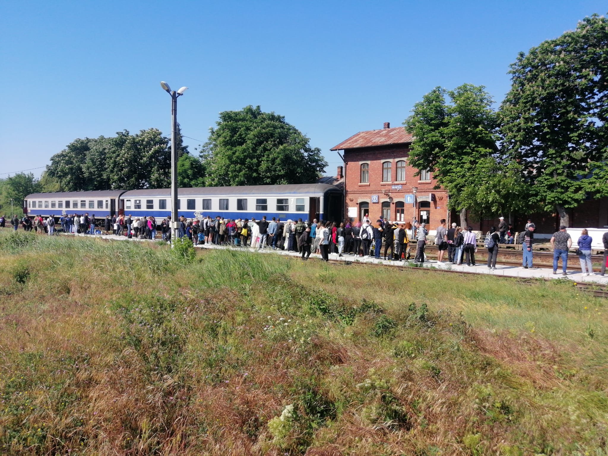  VIDEO/FOTO A luat foc o locomotivă și în județul Iași, la Scânteia. 200 de călători s-au autoevacuat