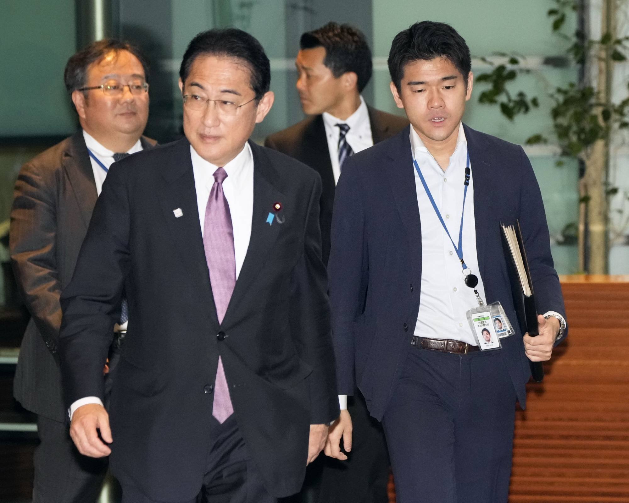  Premierul Japoniei şi-a concediat propriul fiu din postul de secretar din cauza unei petreceri scandaloasă