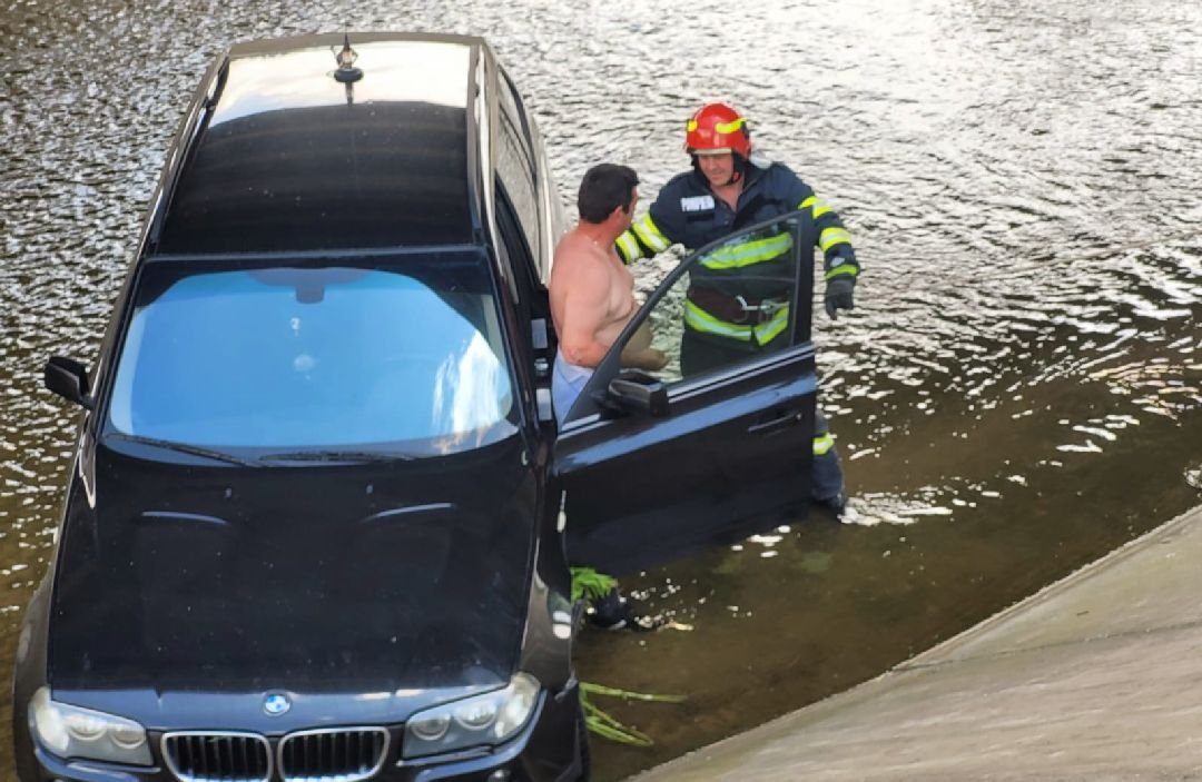  VIDEO Un șofer a zburat cu BMW-ul direct în apă