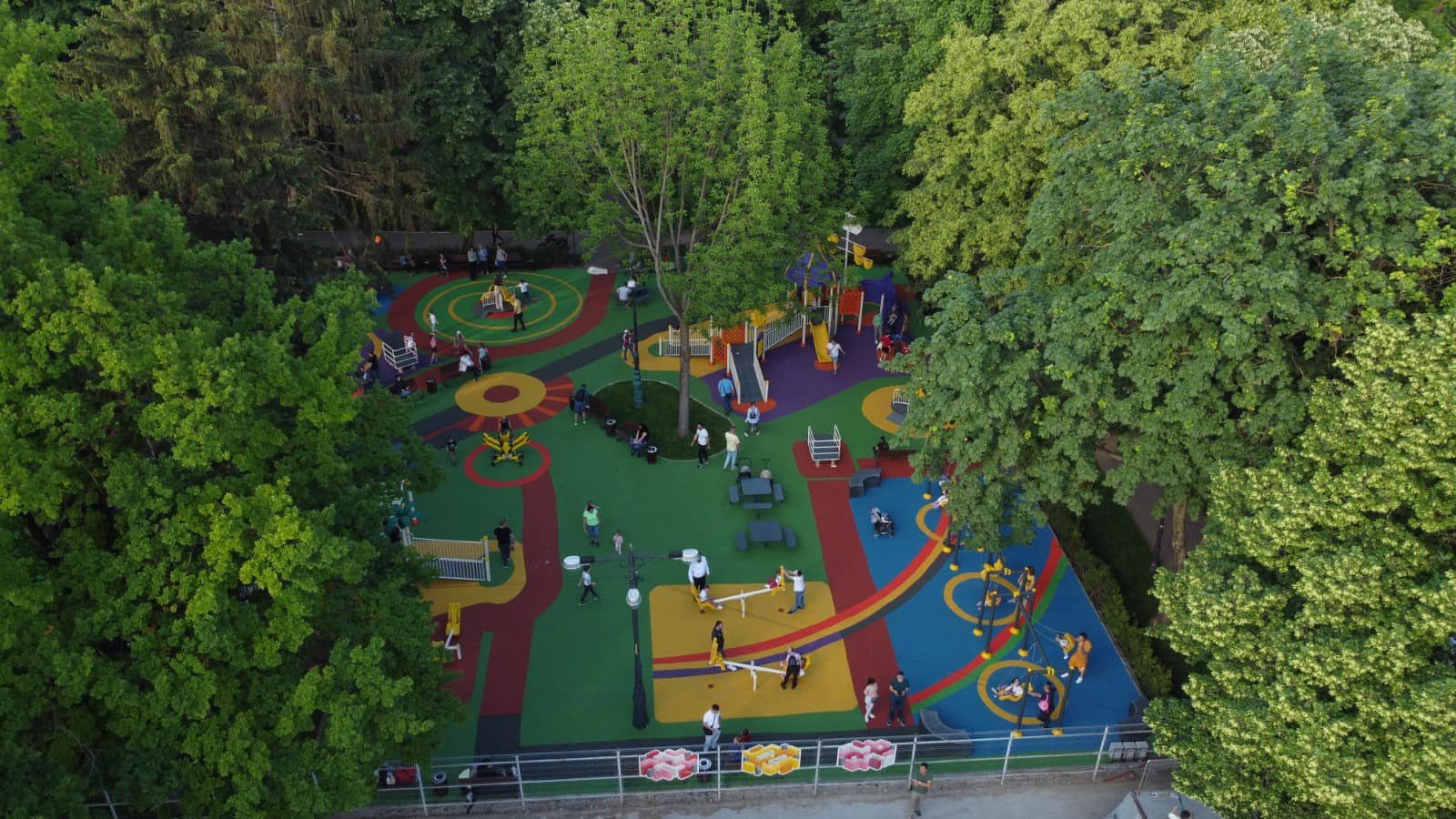  Astăzi, 1 iunie, vor fi inaugurate două noi parcuri de joacă în Copou. Plus o acţiune caritabilă pentru 900 de copii