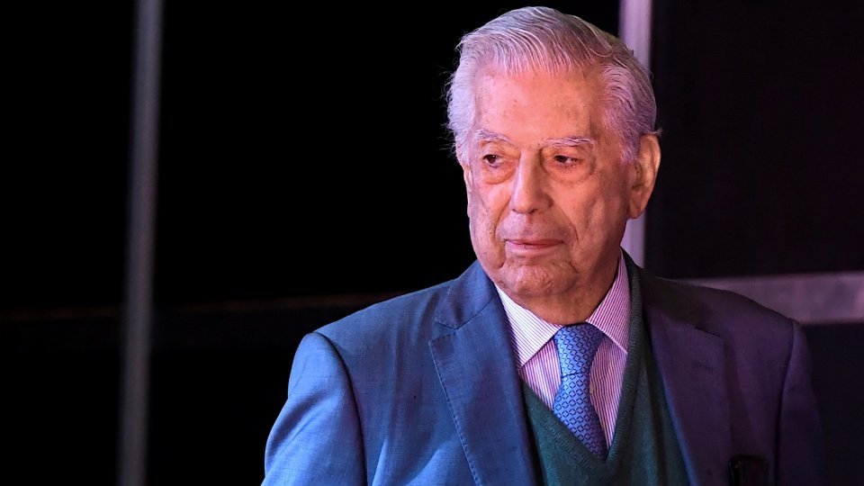  Mario Vargas Llosa, scriitor premiat cu Nobel, a primit cetăţenia dominicană