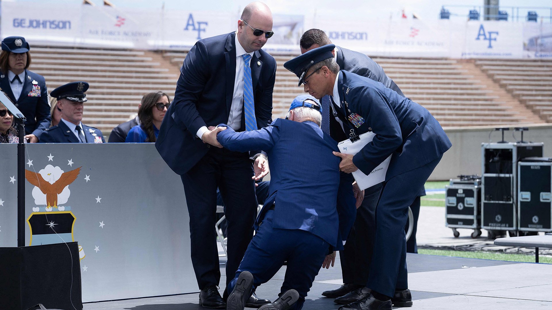  VIDEO Biden s-a împiedicat și a căzut în timpul unei ceremonii la Academia Forțelor Aeriene
