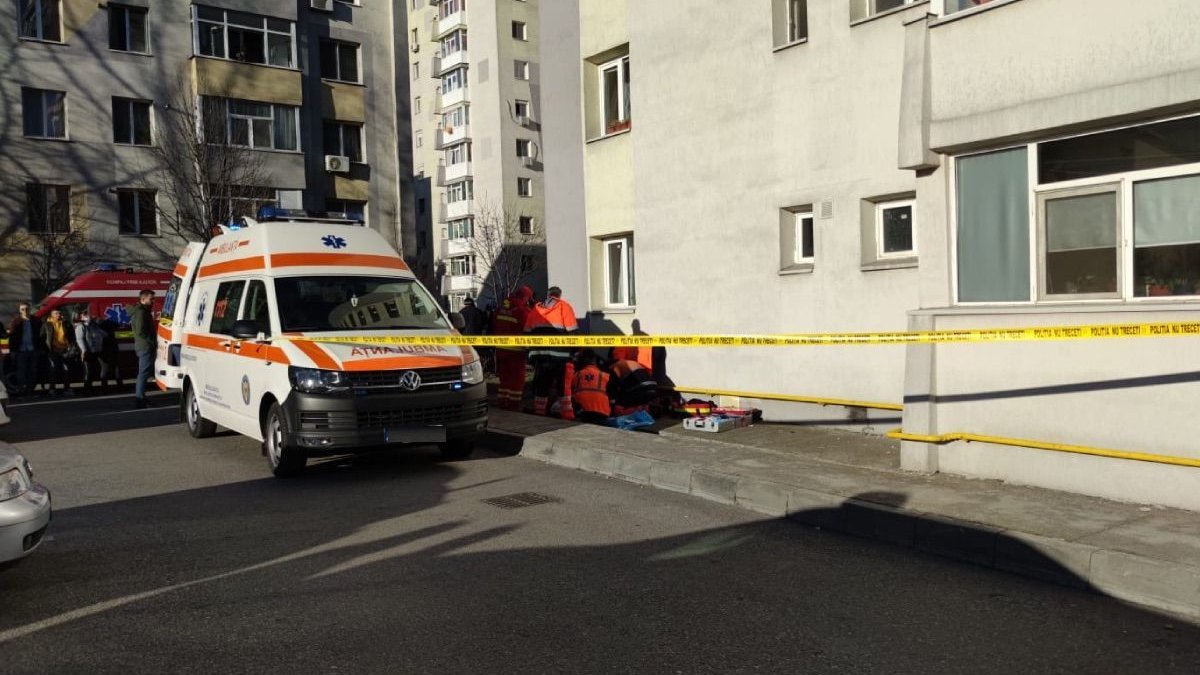  Bacău: Un copil de cinci ani a căzut pe geam de la etajul 9. Mama era în casă