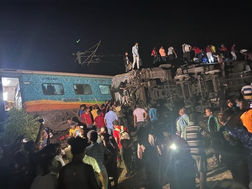  Cel puţin 50 de morţi şi 300 de răniţi în urma coliziunii între două trenuri în estul Indiei