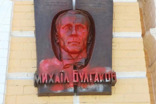  Mihail Bulgakov, nou motiv de război între Rusia şi Ucraina. Monument vandalizat