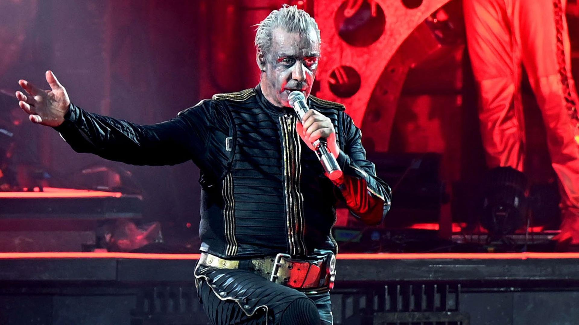  Solistul formaţiei Rammstein, Till Lindemann, acuzat de agresiune sexuală de zece femei