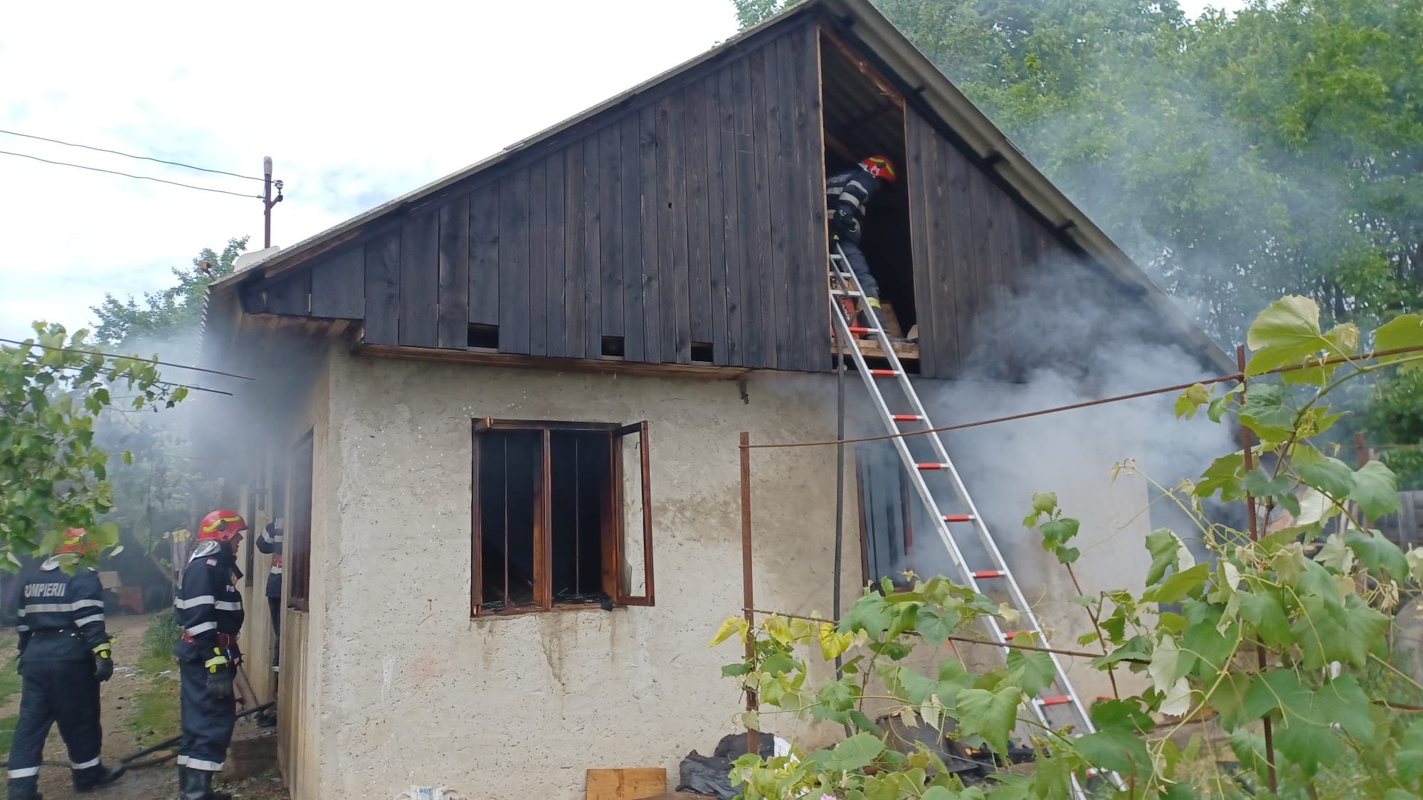  Incendiu în comuna Strunga: Bărbat, la spital cu arsuri după ce i-a luat foc casa