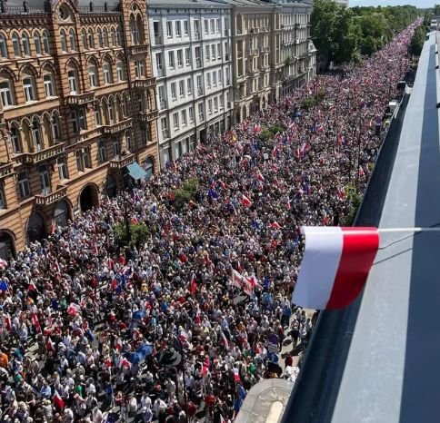  Protest antiguvernamental masiv la Varşovia. Jumătate de milion de polonezi în stradă