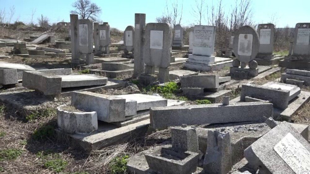  Distracţie de 200.000 lei. Trei elevi, judecaţi la Iaşi pentru profanare de morminte: au făcut prăpăd în cimitirul evreiesc