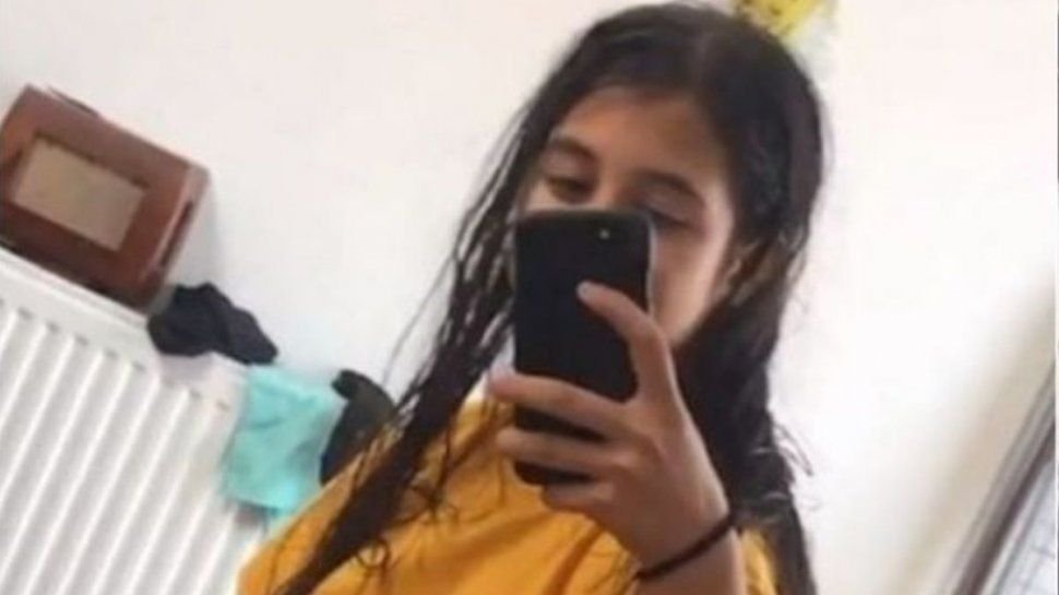  Procurori: Cadavrul găsit în lada unei canapele aparţine unei fete de 12 ani