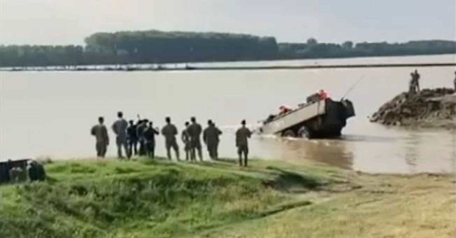  Un transportor blindat de tip Piranha 3C s-a scufundat în Dunăre
