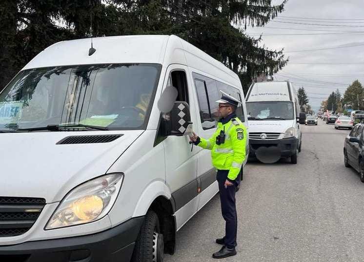  Șoferul unui microbuz care transporta muncitori la muncă a fost depistat băut de către polițiști