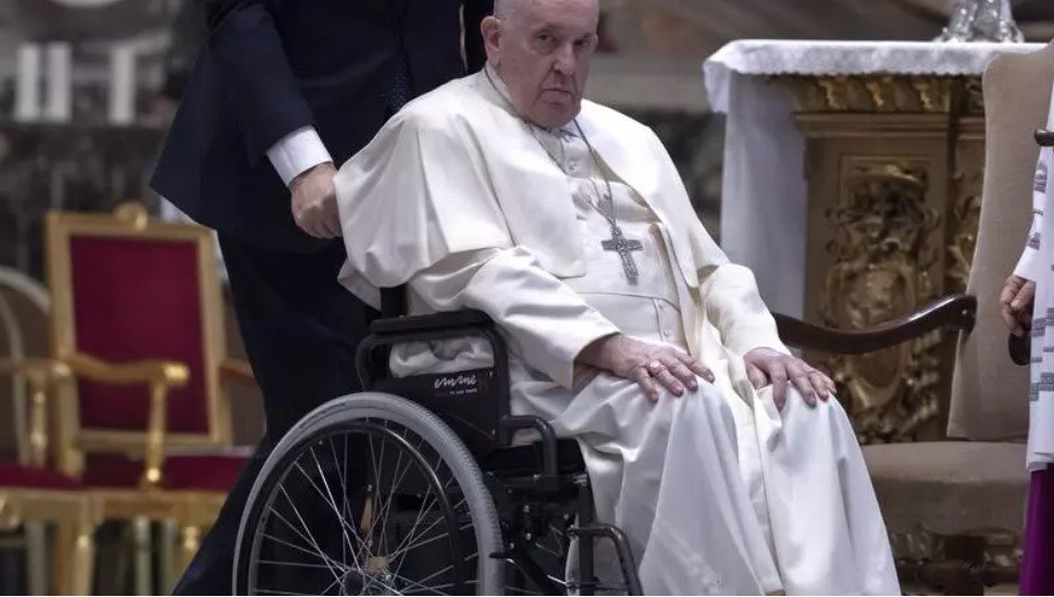  Papa Francisc a suferit o intervenţie chirurgicală care a durat trei ore şi s-a desfăşurat fără complicaţii