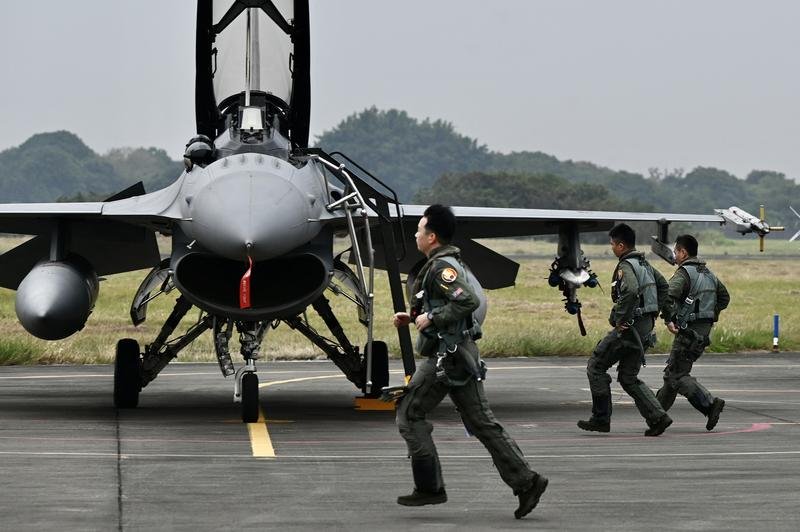 Taiwanul şi-a activat apărarea aeriană după ce 37 de avioane ale Chinei au intrat în zona sa de identificare