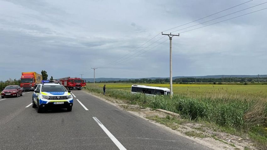  Un nou accident pe drumul morţii: un autoturism s-a izbit de un autocar