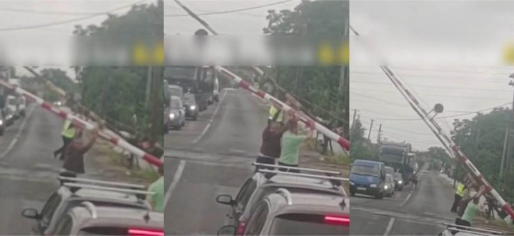  VIDEO De-a râsul-plânsul. Șoferi nevoiți să ridice cu mâna barierele de la calea ferată, după ce acestea s-au blocat