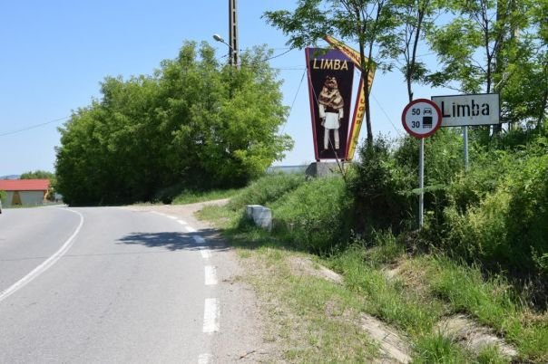  Satul unic în România care se gospodăreşte singur, după ideea genială a unor ţărani. Oamenii îşi fac poduri, repară străzi, biserică şi îşi ajută săracii