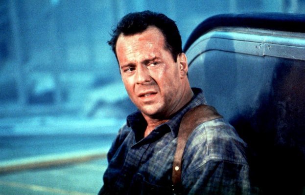  Povestea lui Bruce Willis, actorul care nu își mai amintește că a fost cel mai greu de ucis