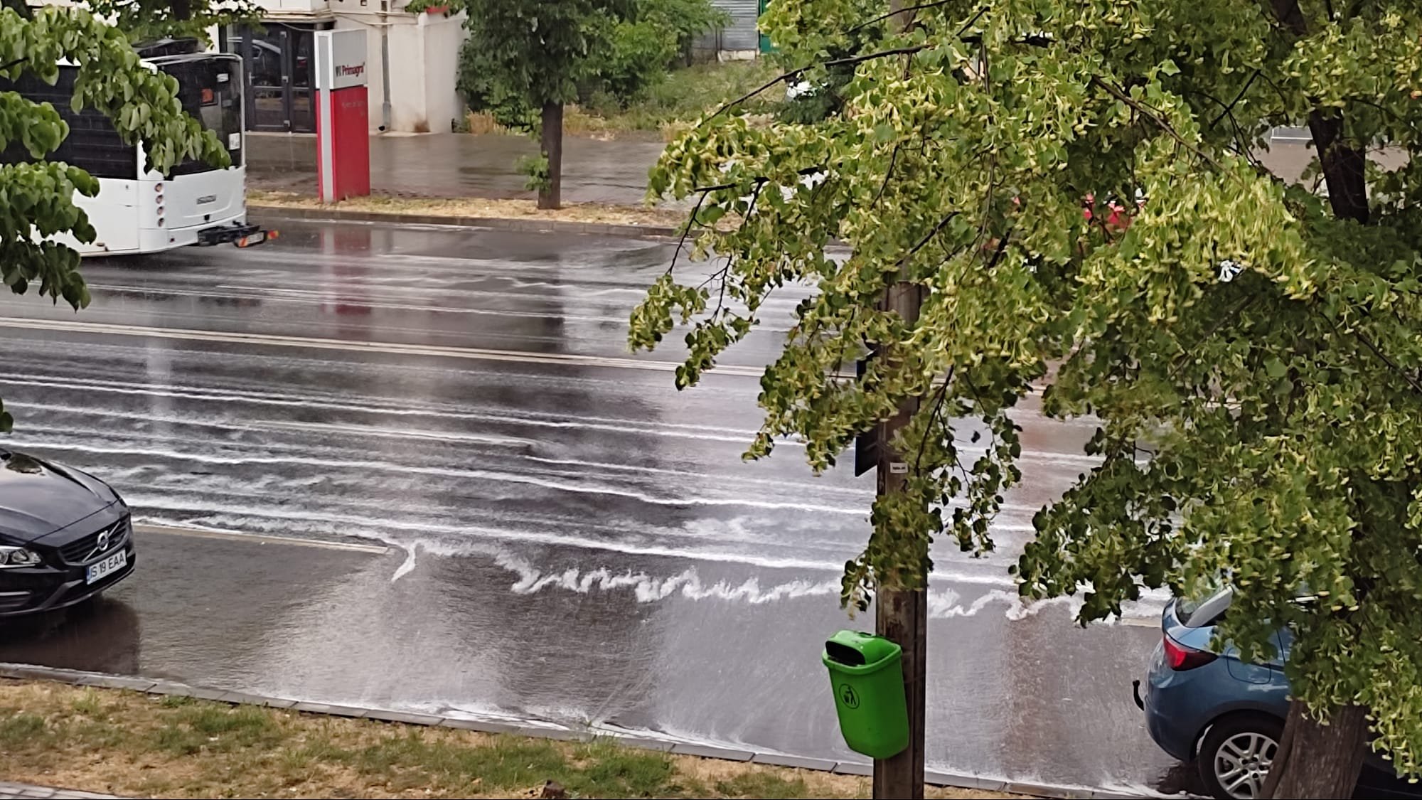  VIDEO A plouat cu spume la Iași. Și la propriu, și la figurat