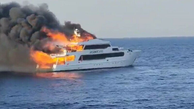  VIDEO Un iaht a luat foc pe mare, în Egipt. Trei persoane sunt dispărute