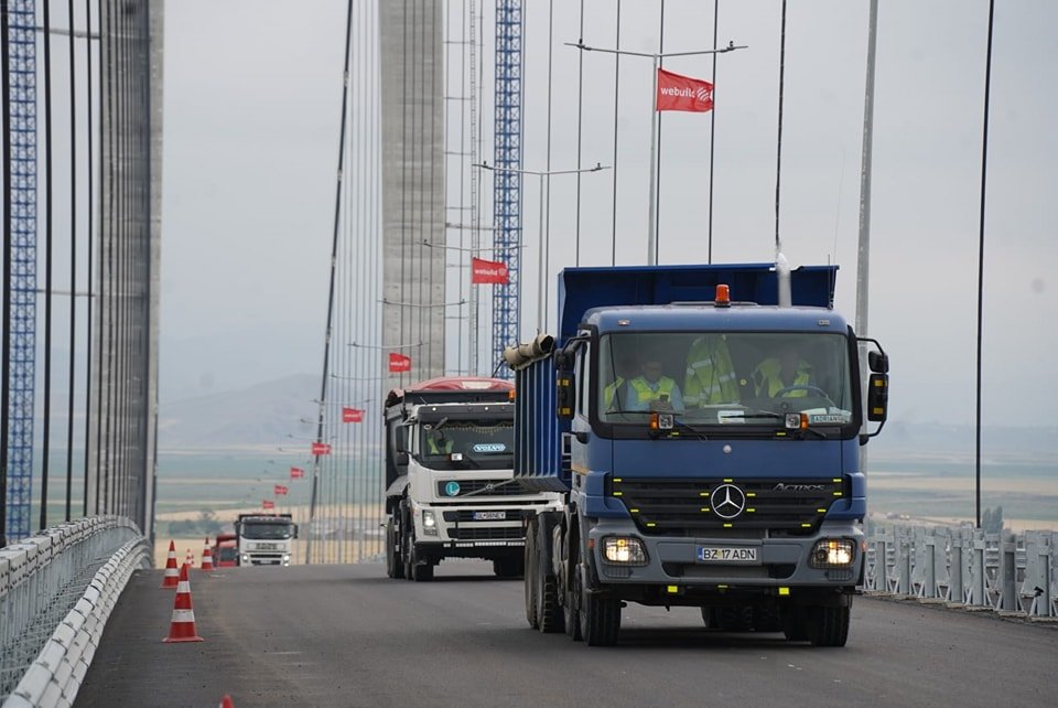  Podul Brăila, pregătit pentru inaugurarea de pe 27 iunie. Zeci de camioane îl străbat în lung și lat pentru a-i testa rezistența